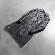 
Perspectiva del modelo vistiendo Alexis Negro Single Breasted Abrigo de Cuero para Mujer en modelo con caída natural bajo luz de día