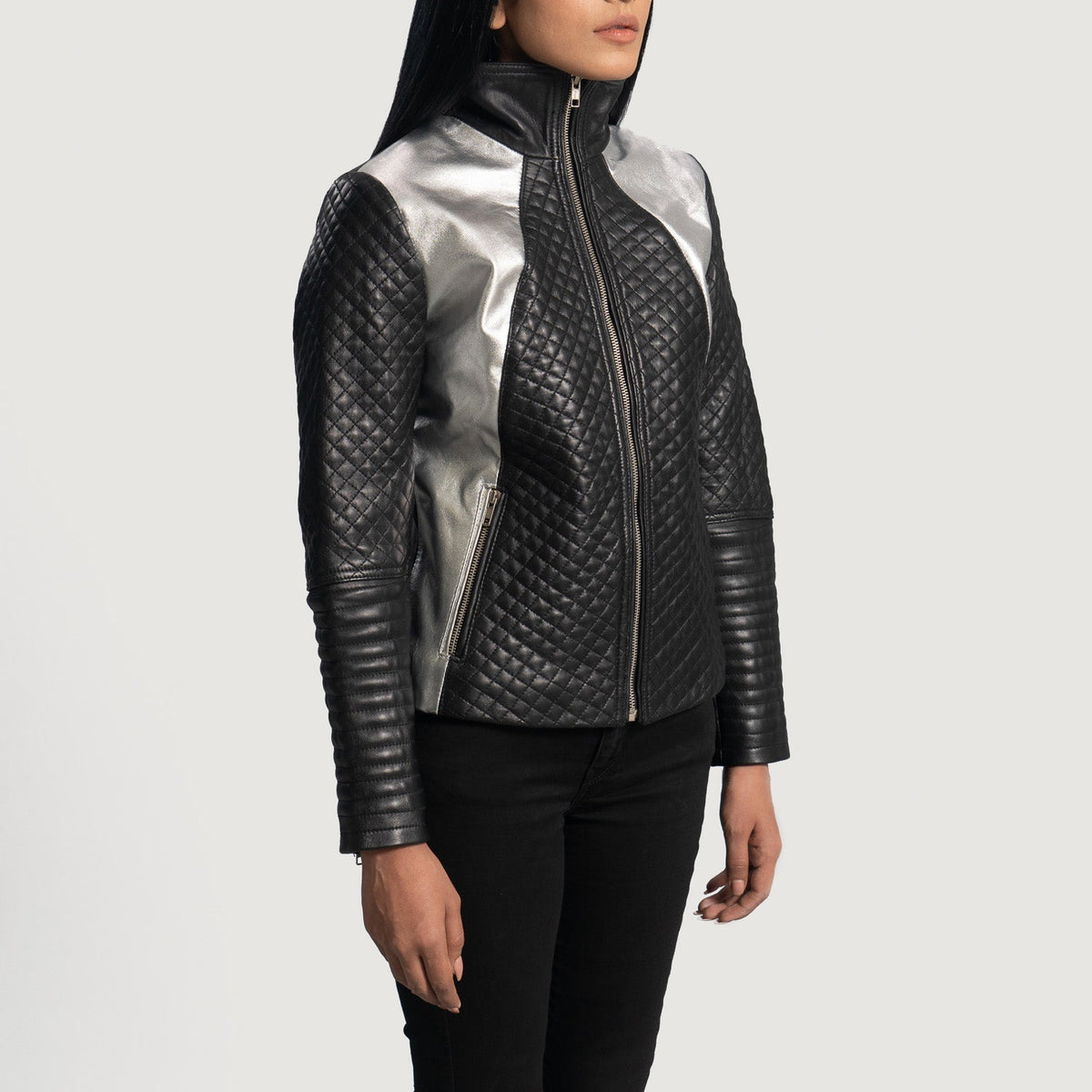 
Black Sheepskin Leather Biker Jacket - Vista posterior con hombros definidos y bajo impecable