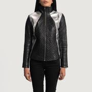 
Alia Metallic Negro Chaqueta Biker de Cuero para Mujer - Vista lateral mostrando el corte ergonómico de mangas