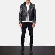 
Allaric Alley Black Leather Biker Jacket - Vista lateral mostrando el corte ergonómico de mangas