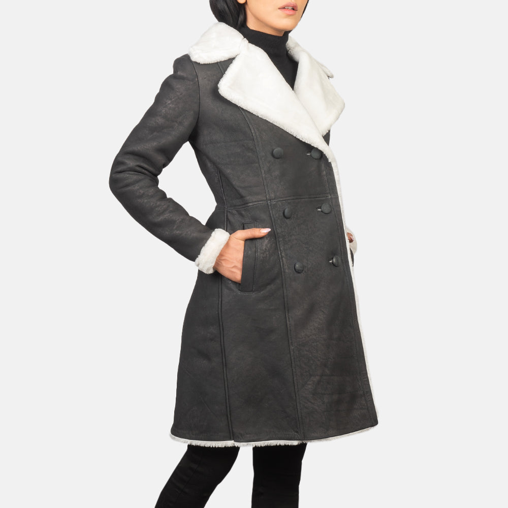 Women's Amie Black Double Breasted Shearling Coat - Vista de perfil lateral con corte ergonómico de manga