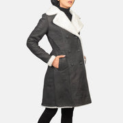 Women's Amie Black Double Breasted Shearling Coat - Vista de perfil lateral con corte ergonómico de manga