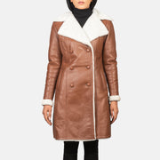 Detalle de cerca of Notch &amp; Leather Buttons Hardware on Women's Amie Brown Double Breasted Shearling Coat