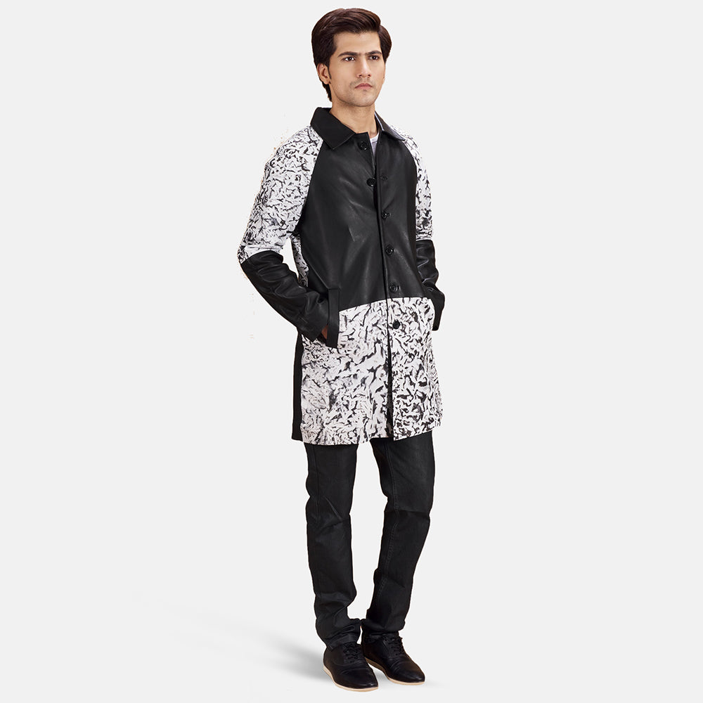 
Artistry Negro Dye Abrigo de Cuero para Hombre - Vista lateral mostrando el corte ergonómico de mangas