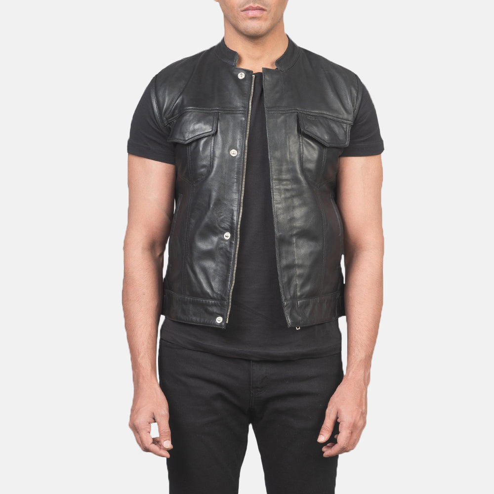 
Atlas Moto Negro Chaleco de Cuero para Hombre in Black Sheepskin Leather - Vista frontal y silueta entallada | Comprar online