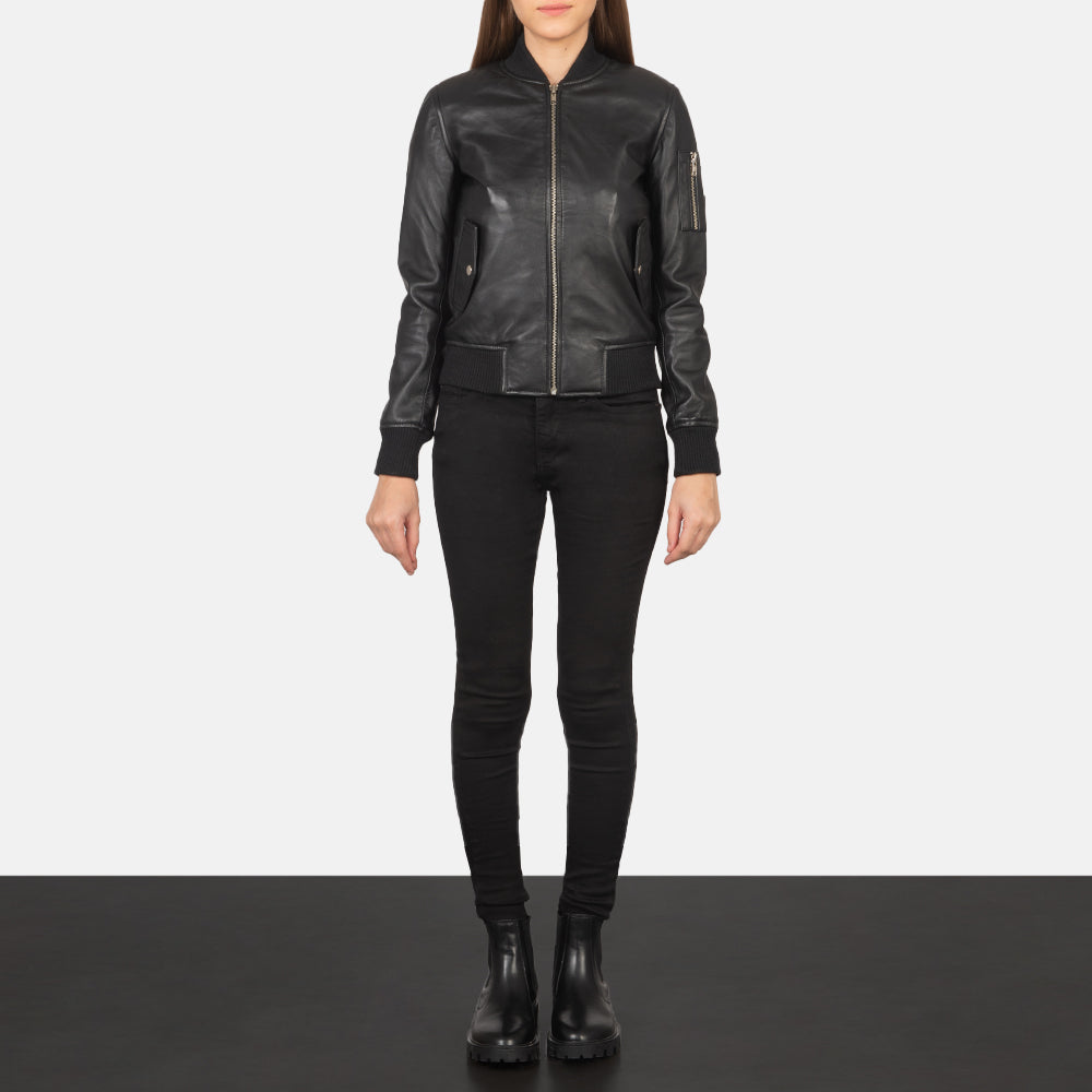 Women's Ava Ma-1 Black Leather Bomber Jacket - Vista de perfil lateral con corte ergonómico de manga