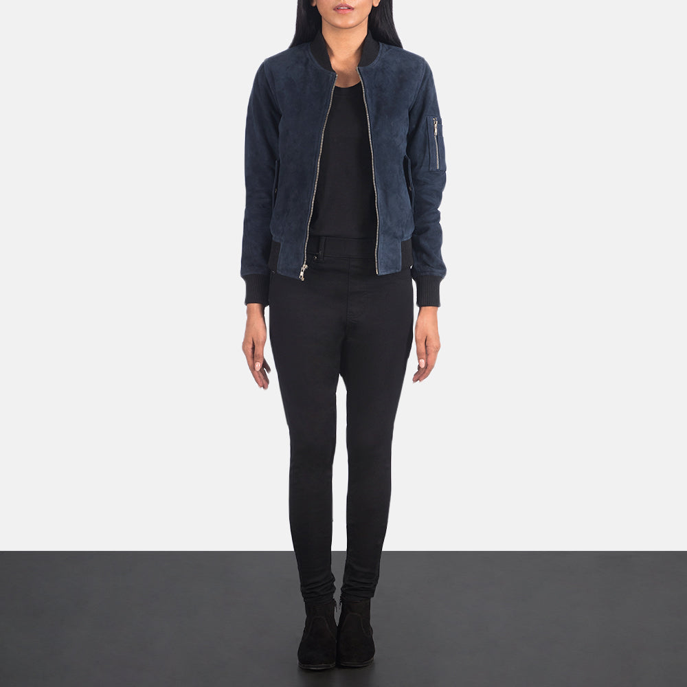 Women's Ava Ma-1 Blue Suede Bomber Jacket - Vista de perfil lateral con corte ergonómico de manga