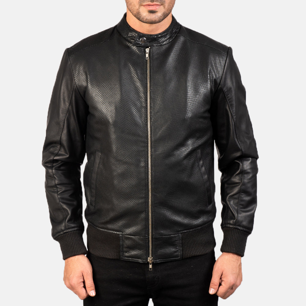 Detalle de cerca of Band with Snap Button &amp; Zipper with Dual Puller Hardware on Avan Black Leather Bomber Jacket