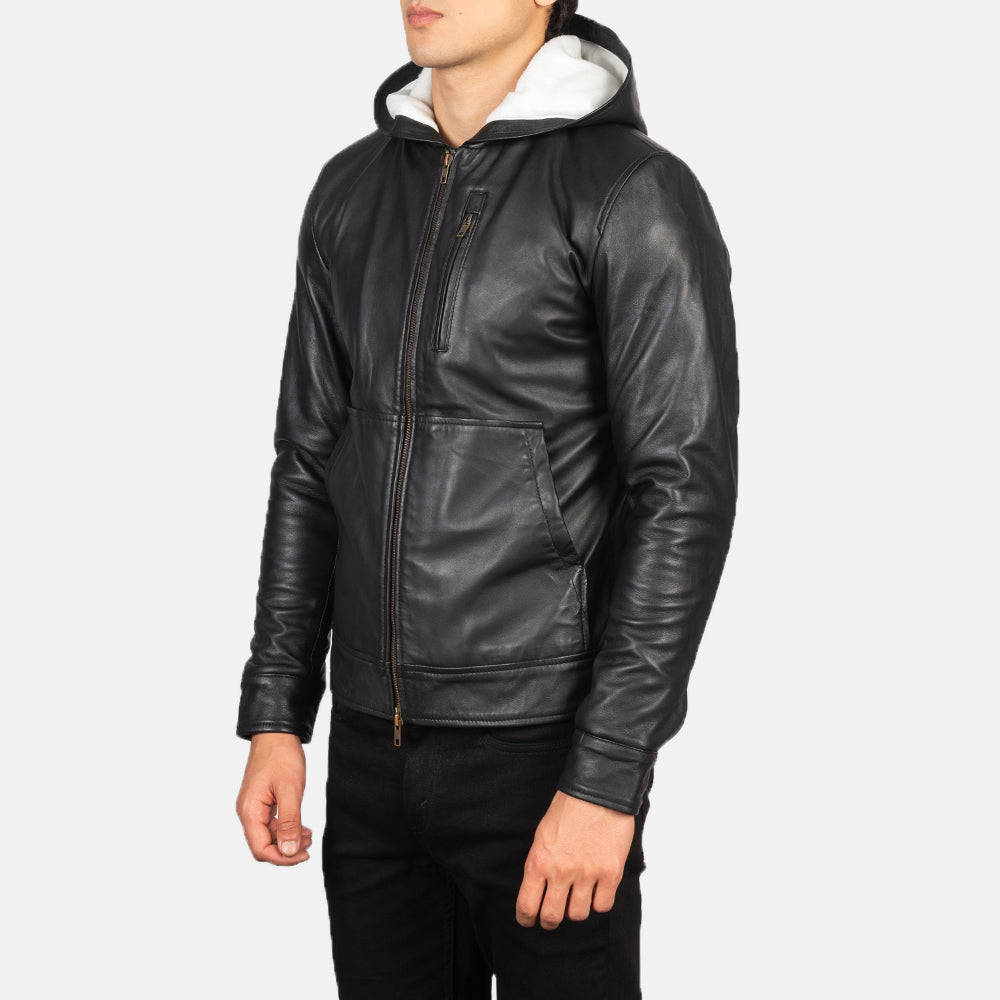 
Baston Chaqueta Bomber de Cuero para Hombre - Vista posterior con hombros definidos y bajo impecable