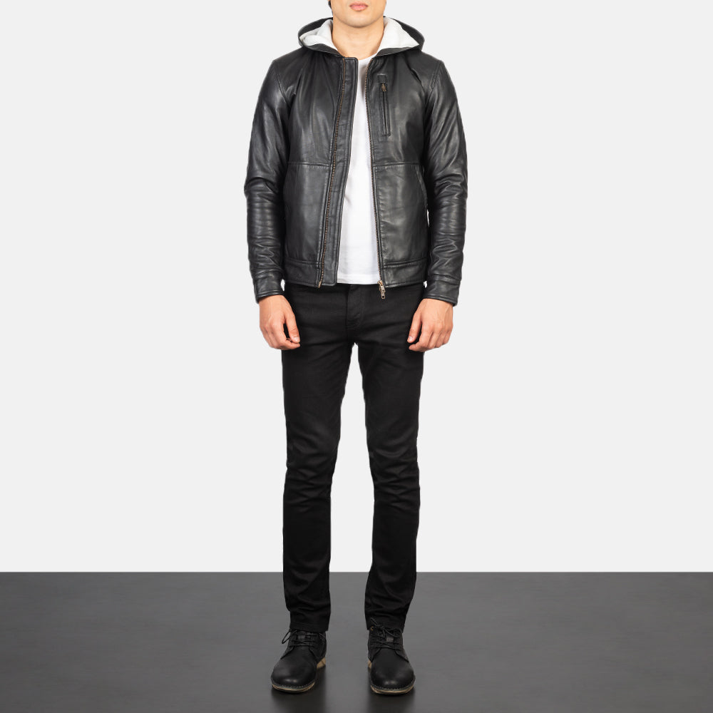 
Baston Chaqueta Bomber de Cuero para Hombre - Vista lateral mostrando el corte ergonómico de mangas