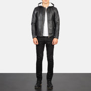 
Baston Chaqueta Bomber de Cuero para Hombre - Vista lateral mostrando el corte ergonómico de mangas