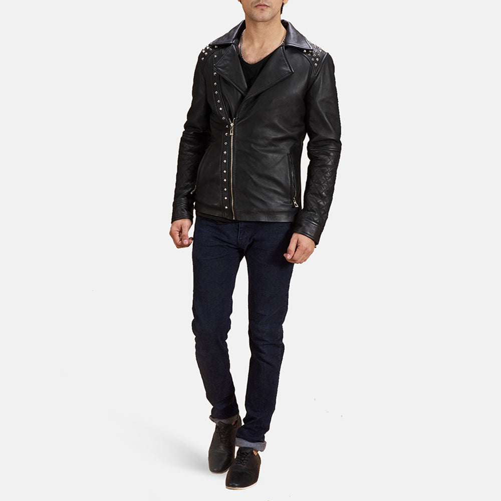 
Negro con Tachuelas Chaqueta Biker de Cuero para Hombre - Vista lateral mostrando el corte ergonómico de mangas