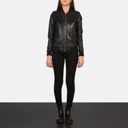 Women's Bliss Negro Cazadora Bomber de Cuero para Mujer - Vista de perfil lateral con corte ergonómico de manga