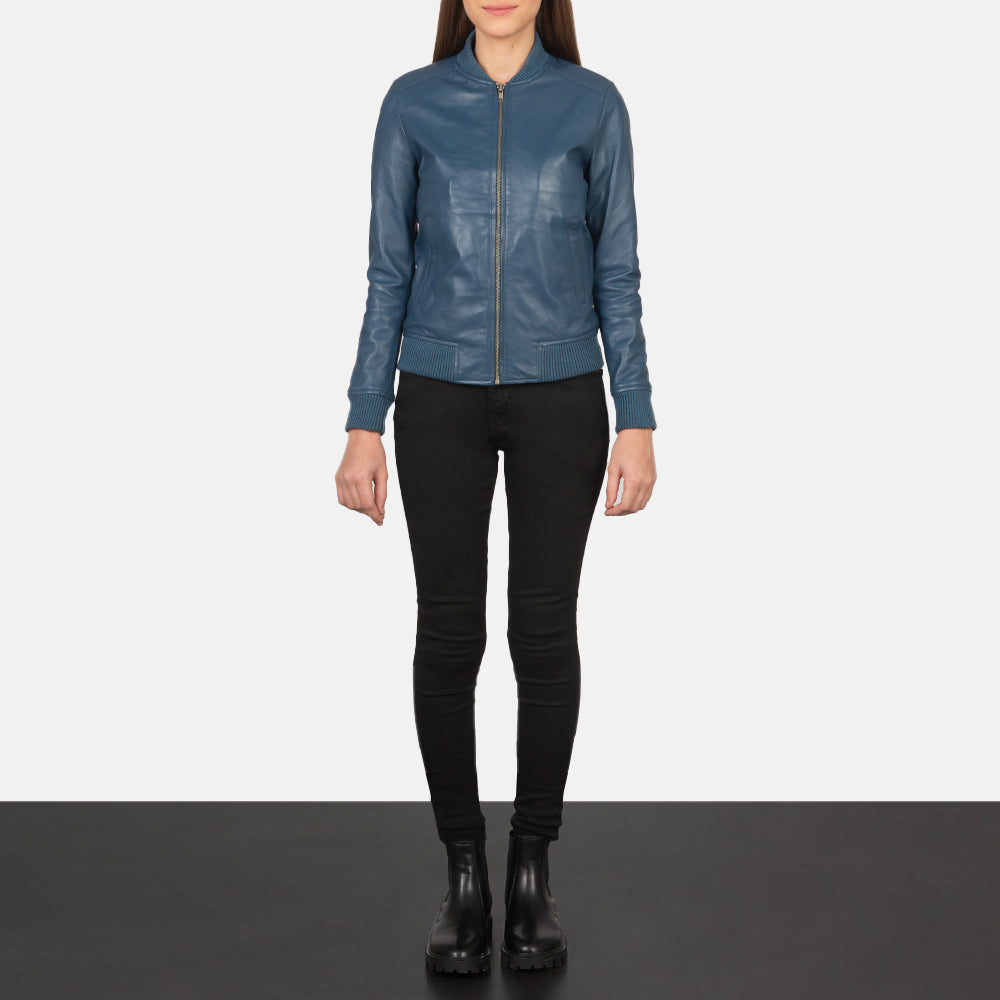 Women's Bliss Azul Cazadora Bomber de Cuero para Mujer - Vista de perfil lateral con corte ergonómico de manga
