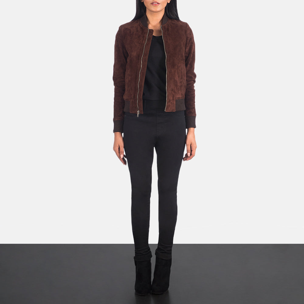 
Bliss Marrón Suede Chaqueta Bomber de Cuero para Mujer - Vista lateral mostrando el corte ergonómico de mangas