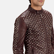 
Primer plano del cuello con broche a presión y cremalleras de Blix Bono Granate Chaqueta Biker de Cuero para Hombre
