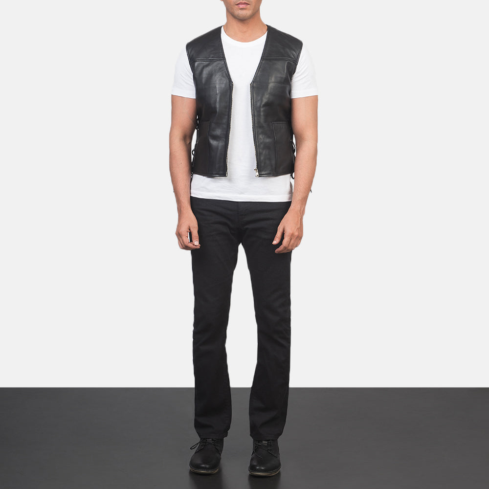 Men's Brandon Negro Chaleco de Cuero para Hombre - Vista de perfil lateral con corte ergonómico de manga