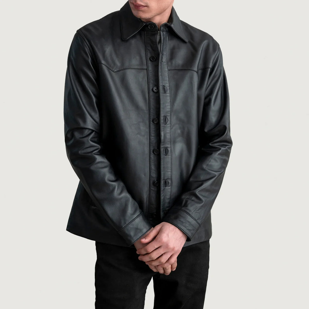 
Bronco Negro Leather Shirt para Hombre in Black Sheepskin Leather - Vista frontal y silueta entallada | Comprar online