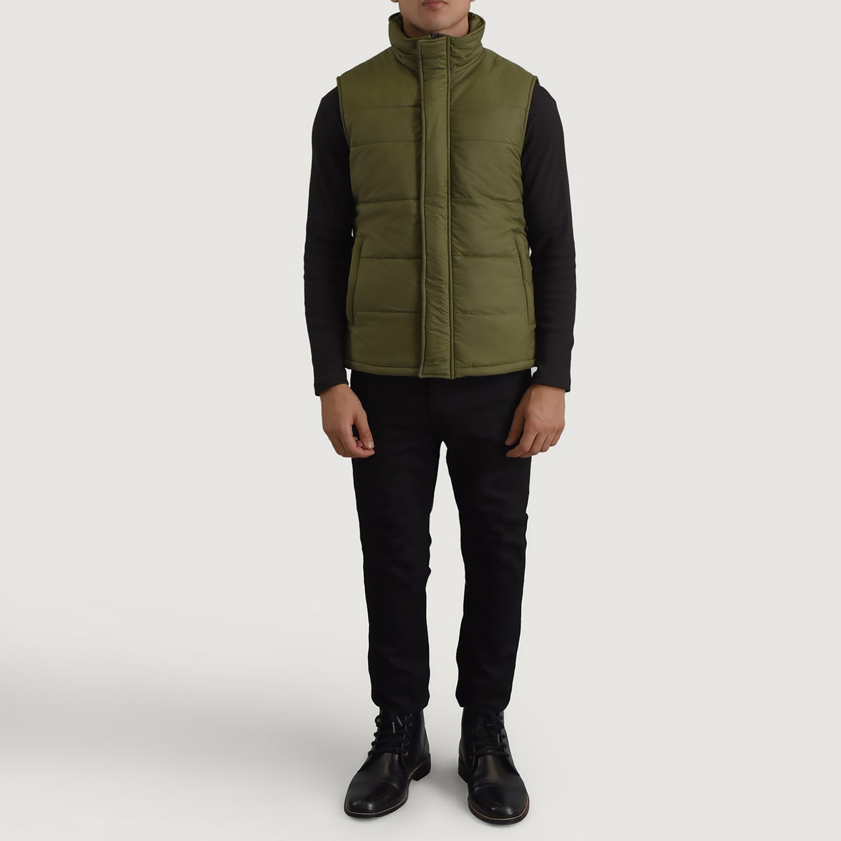 Bryan Verde Puffer Vest para Hombre - Vista de perfil lateral con corte ergonómico de manga