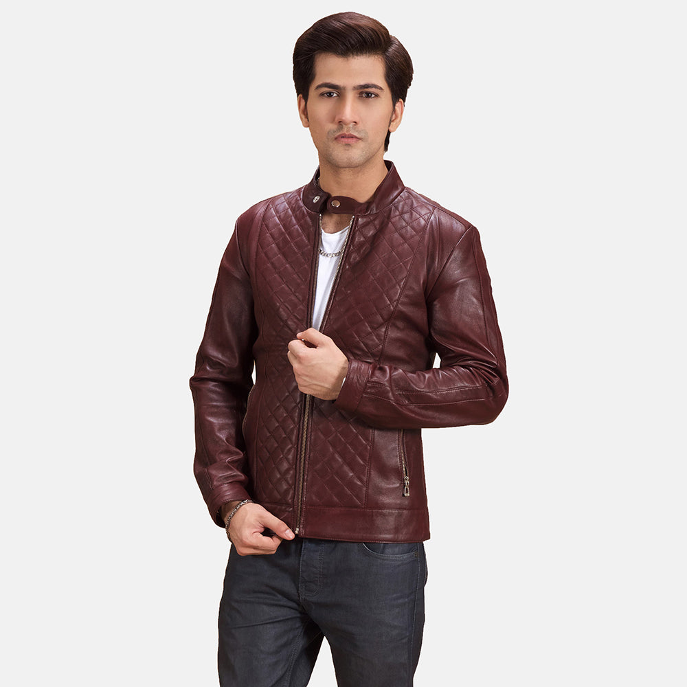 
Burgunn Dee Granate Chaqueta Biker de Cuero para Hombre in Maroon Sheepskin Leather - Vista frontal y silueta entallada | Comprar online