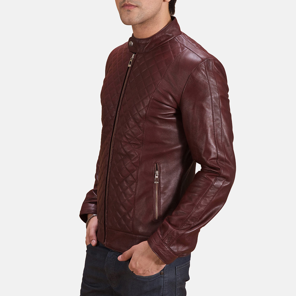 
Maroon Sheepskin Leather Biker Jacket - Vista posterior con hombros definidos y bajo impecable
