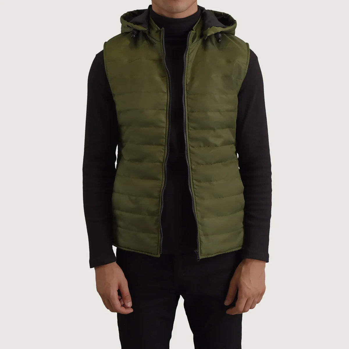 
Carlo Verde Chaleco acolchado con capucha para Hombre in Green Full-Grain Leather - Vista frontal y silueta entallada | Comprar online