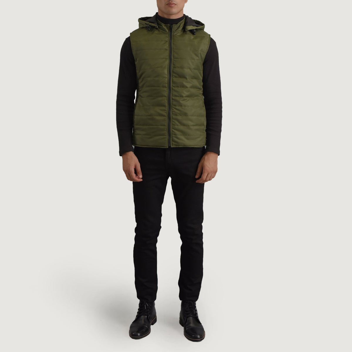
Carlo Verde Chaleco acolchado con capucha para Hombre - Vista lateral mostrando el corte ergonómico de mangas