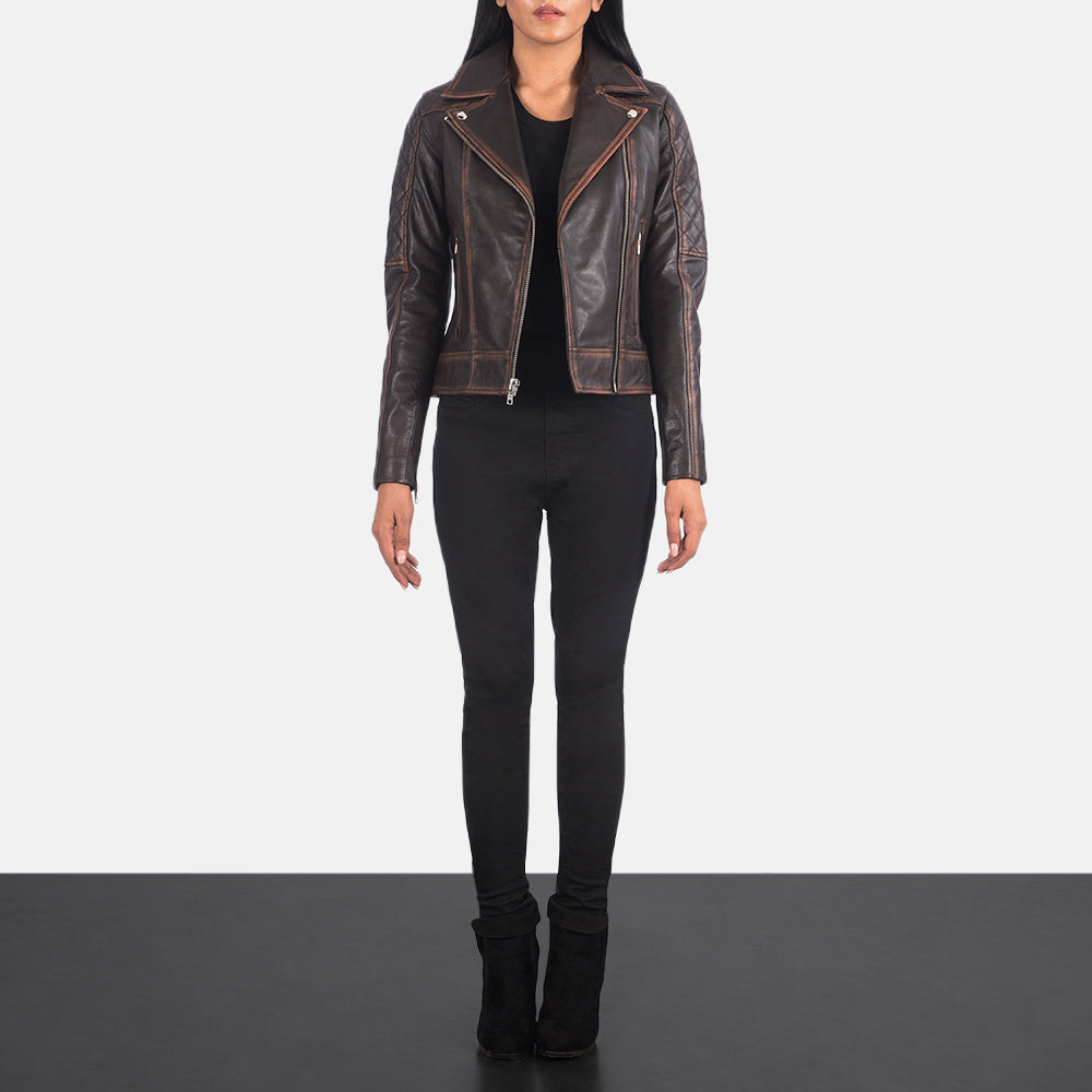 
Carolyn Quilted Vintage Brown Biker Jacket - Vista lateral mostrando el corte ergonómico de mangas