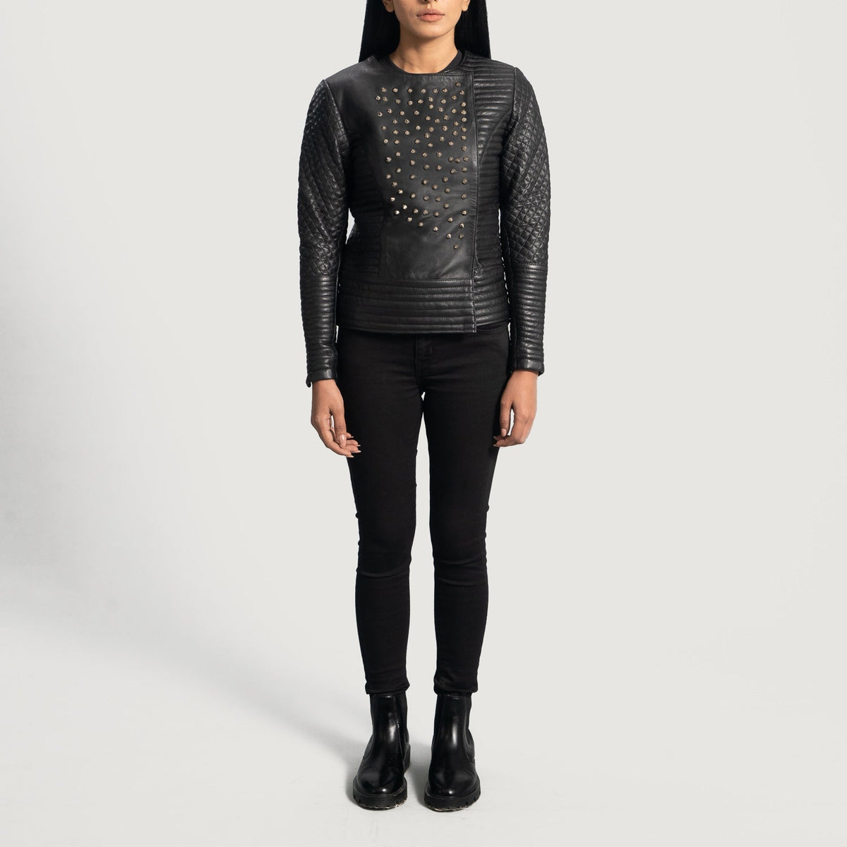 Detalle de cerca of Classic Collar &amp; Snap Button Hardware on Women's Celeste Studded Negro Chaqueta de Cuero para Mujer
