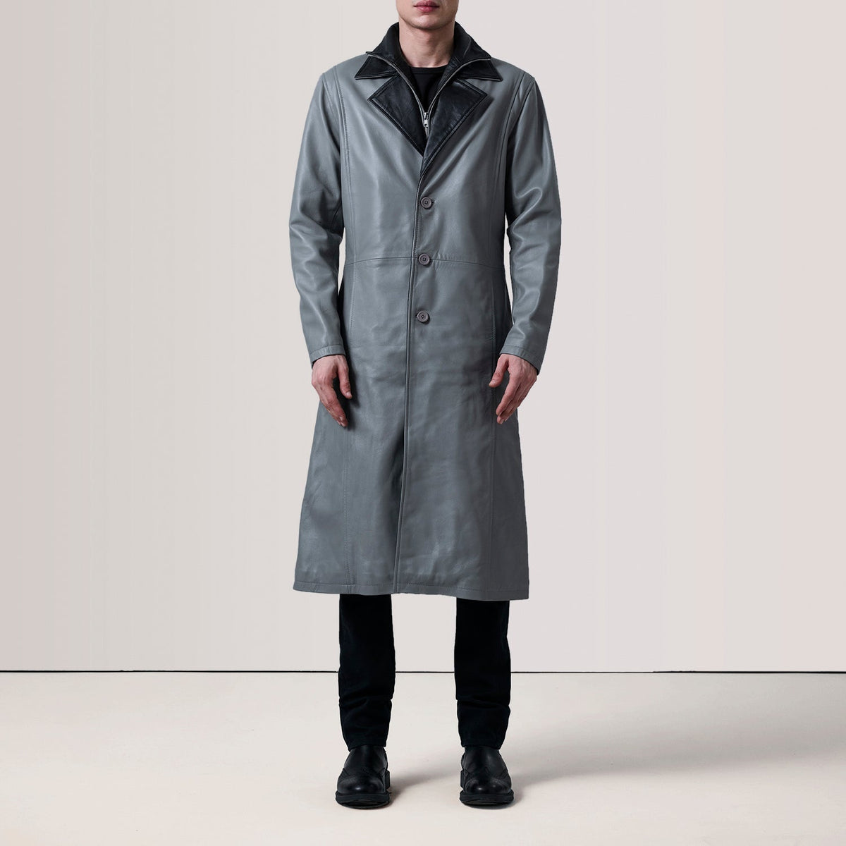 
Grey Sheepskin leather Coat - Vista posterior con hombros definidos y bajo impecable
