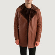 Detalle de cerca of Shirt &amp; Button Hardware on Men's Cinnamon Marrón Leather Fur Abrigo de Cuero para Hombre