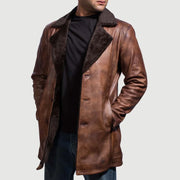 
Distressed Brown Sheepskin Burnishing Winter Jacket - Vista posterior con hombros definidos y bajo impecable