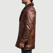 
Vista de detalle of Notch & Button Hardware on Canela Distressed Leather Fur Abrigo de Cuero para Hombre