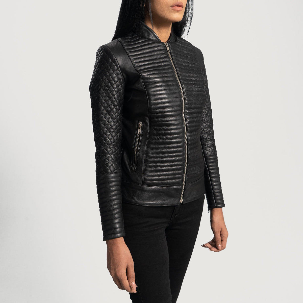 
Black Sheepskin Leather Biker Jacket - Vista posterior con hombros definidos y bajo impecable