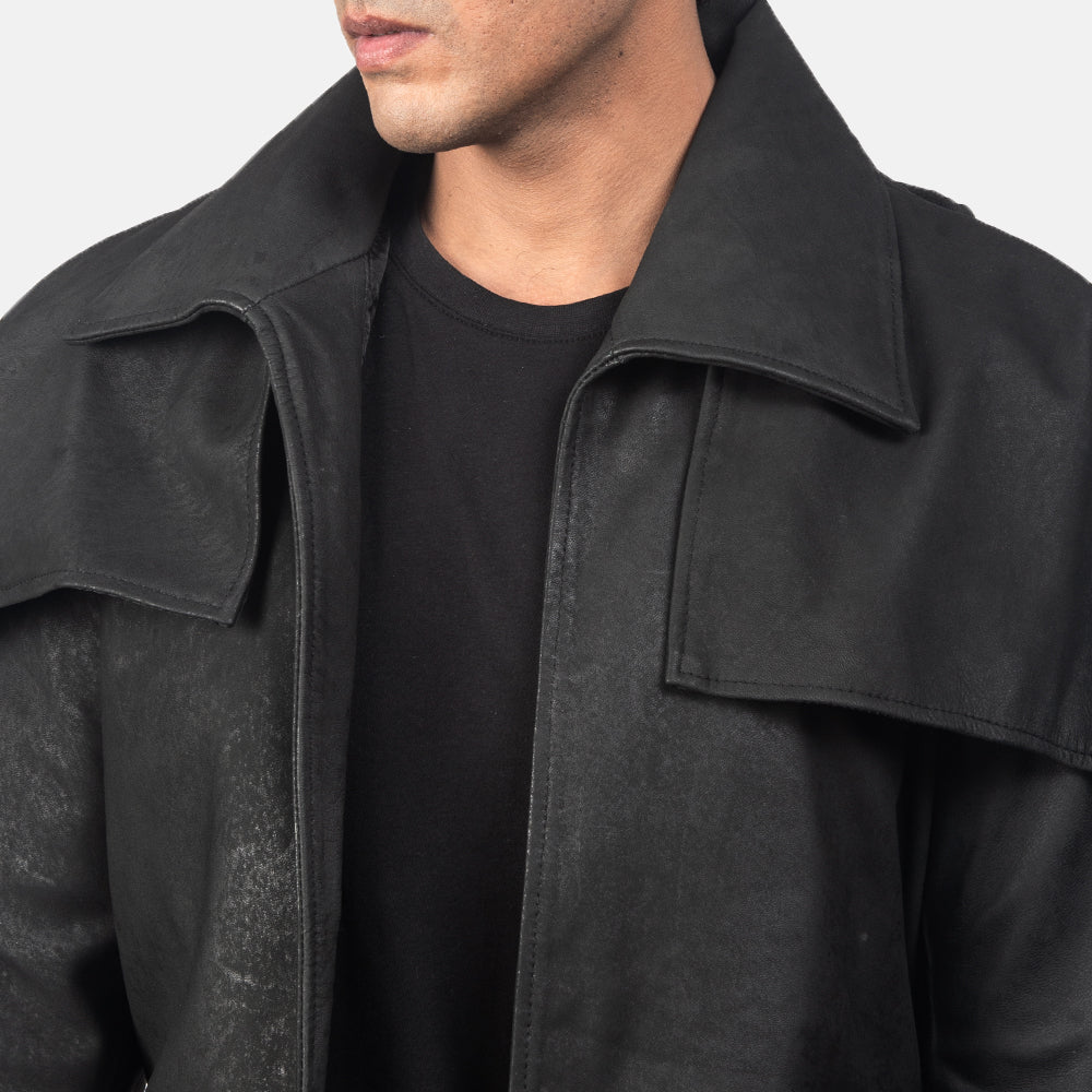 
Vista de detalle of Classic Collar & Heavy-Duty Zipper Hardware on Classic Negro Envejecido Leather Duster para Hombre