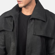 
Vista de detalle of Classic Collar & Heavy-Duty Zipper Hardware on Classic Negro Envejecido Leather Duster para Hombre