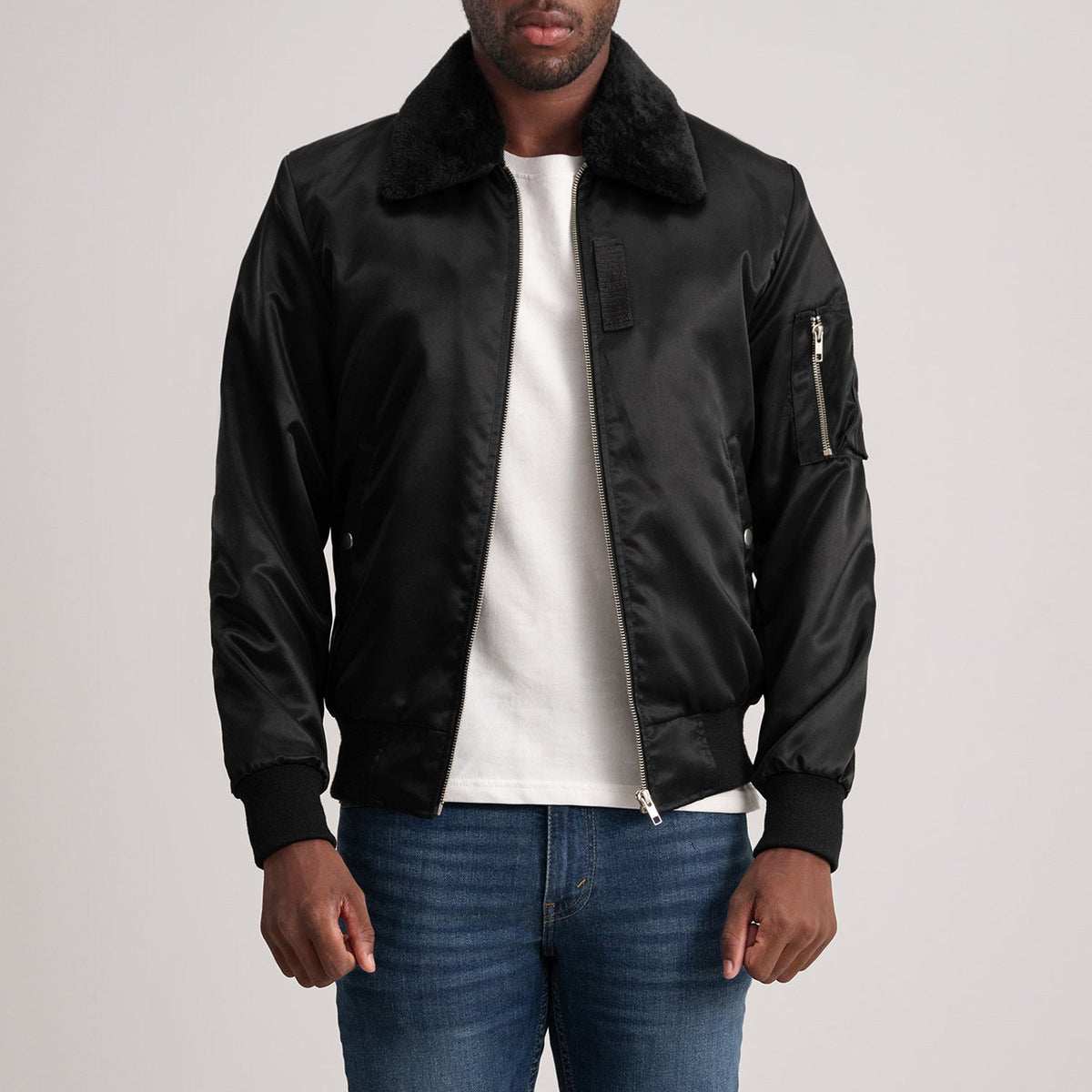 Detalle de cerca of Removable faux fur collar &amp; Zipper Hardware on Clyde B-15 Black Bomber Jacket