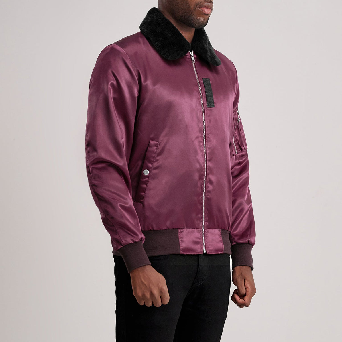 
Maroon Satin Bomber Jacket - Vista posterior con hombros definidos y bajo impecable