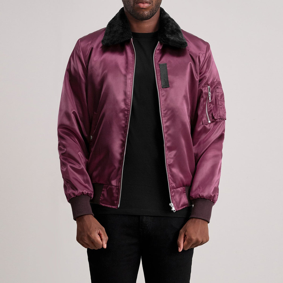 
Clyde B-15 Granate Chaqueta Bomber de Cuero para Hombre - Vista lateral mostrando el corte ergonómico de mangas
