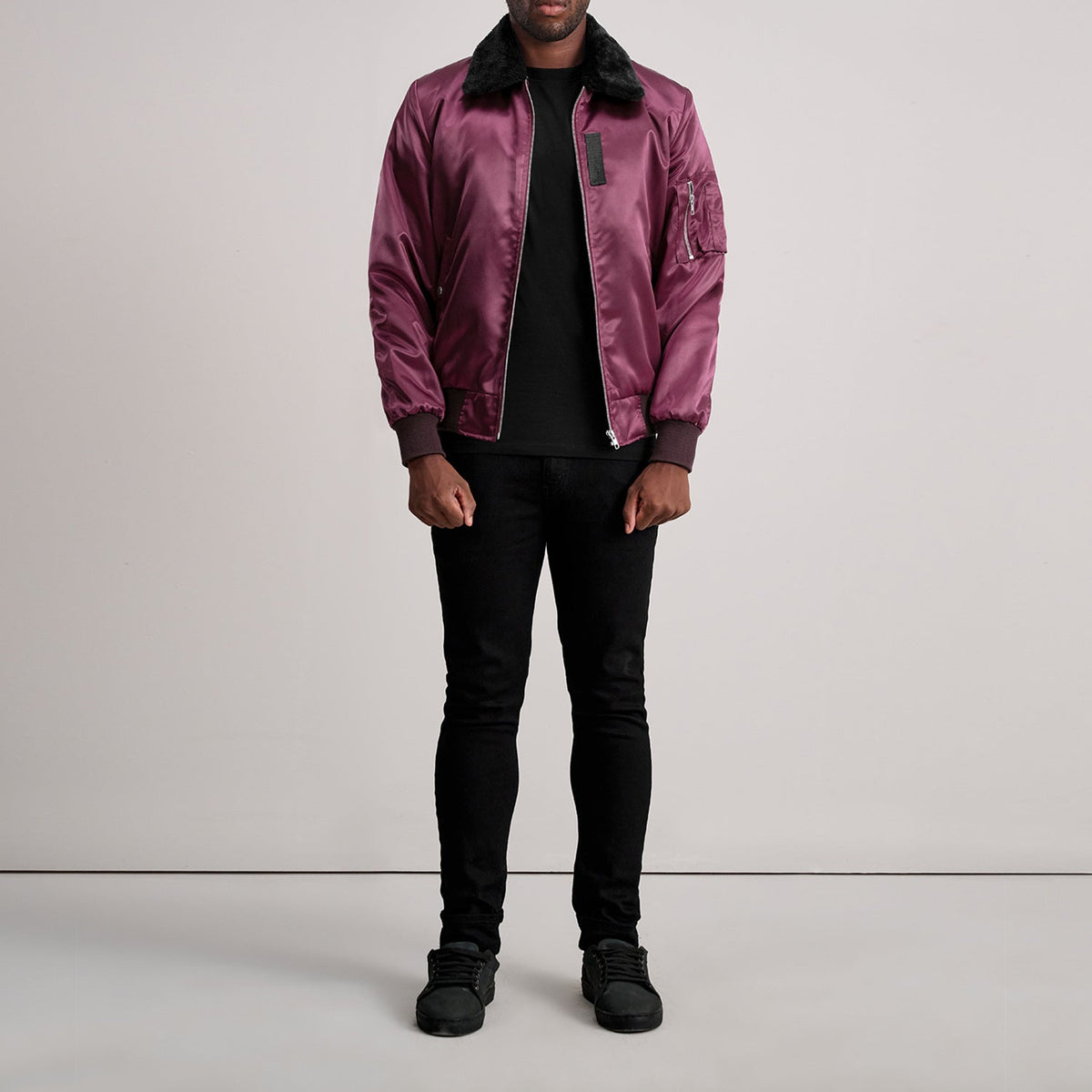
Vista de detalle of Removable faux fur collar & Zipper Hardware on Clyde B-15 Granate Chaqueta Bomber de Cuero para Hombre
