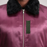 
Vista interior Showing Quilted Polyester Lining & Dos bolsillos interiores de utilidad