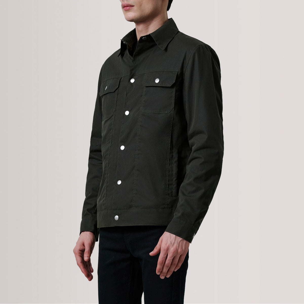 Colberto Olive Waxed Canvas Trucker Chaqueta de Cuero para Hombre For Men - Vista de perfil lateral con corte ergonómico de manga