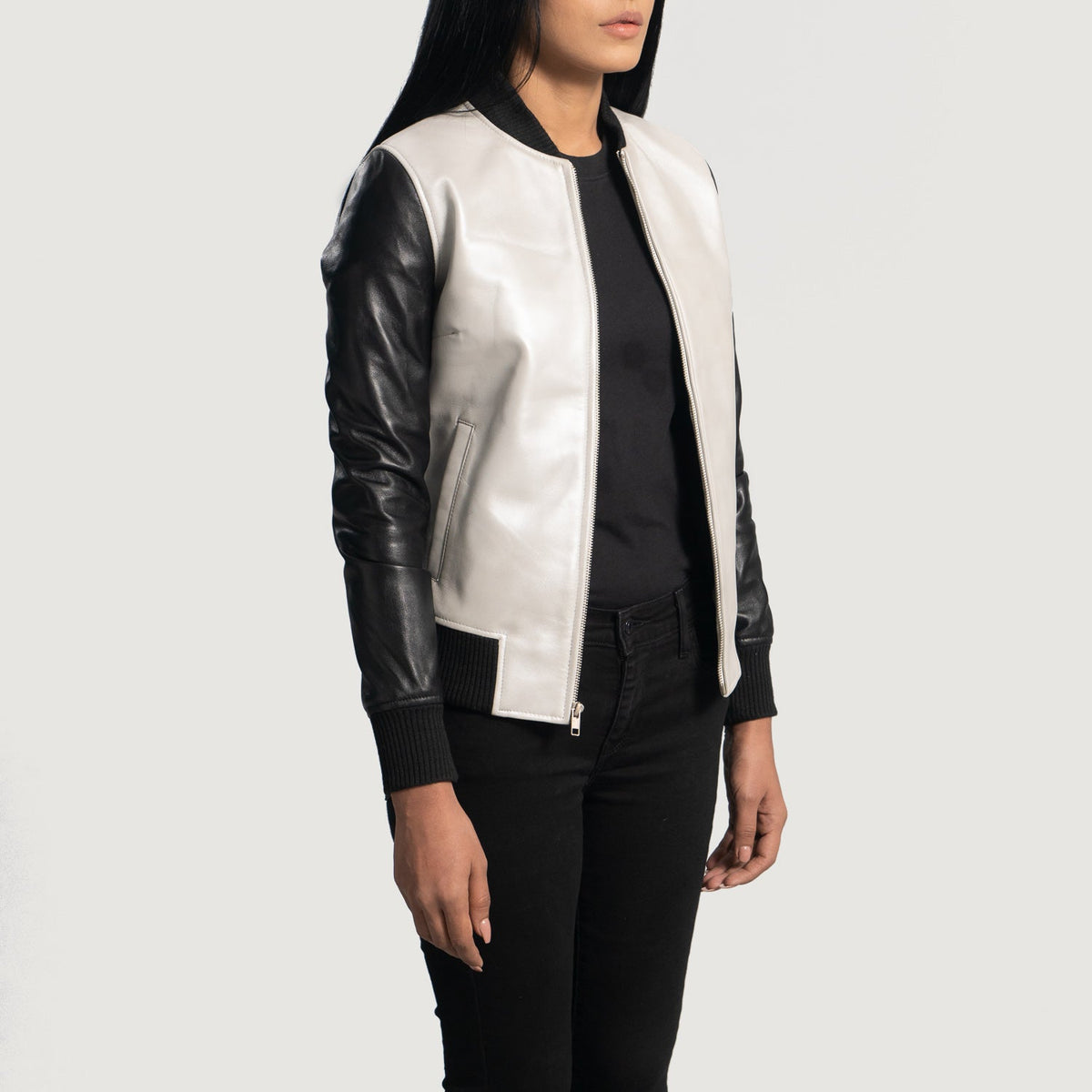 
Silver & Black Sheepskin Leather Bomber Jacket - Vista posterior con hombros definidos y bajo impecable