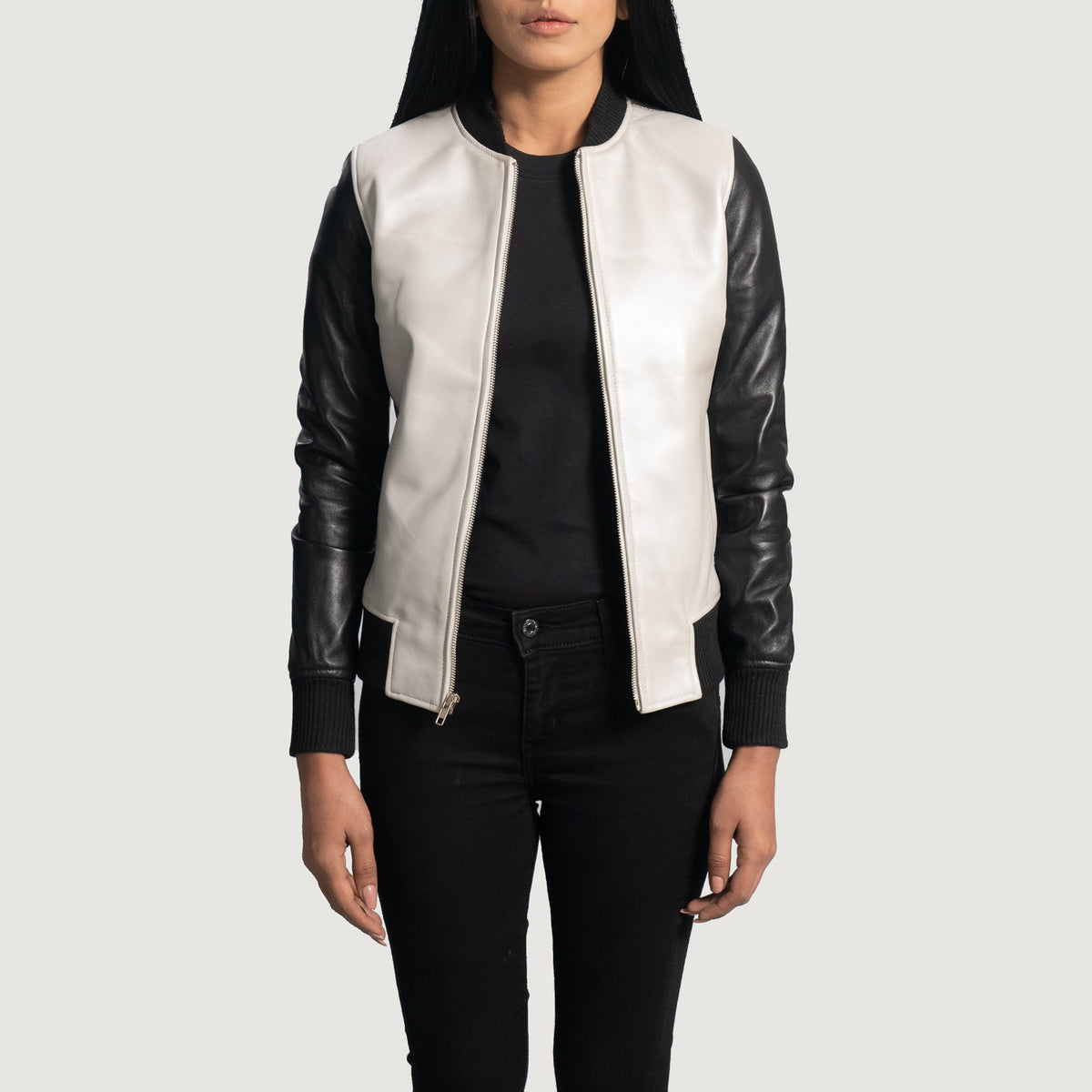 
Cole Silver Chaqueta Bomber de Cuero para Mujer - Vista lateral mostrando el corte ergonómico de mangas