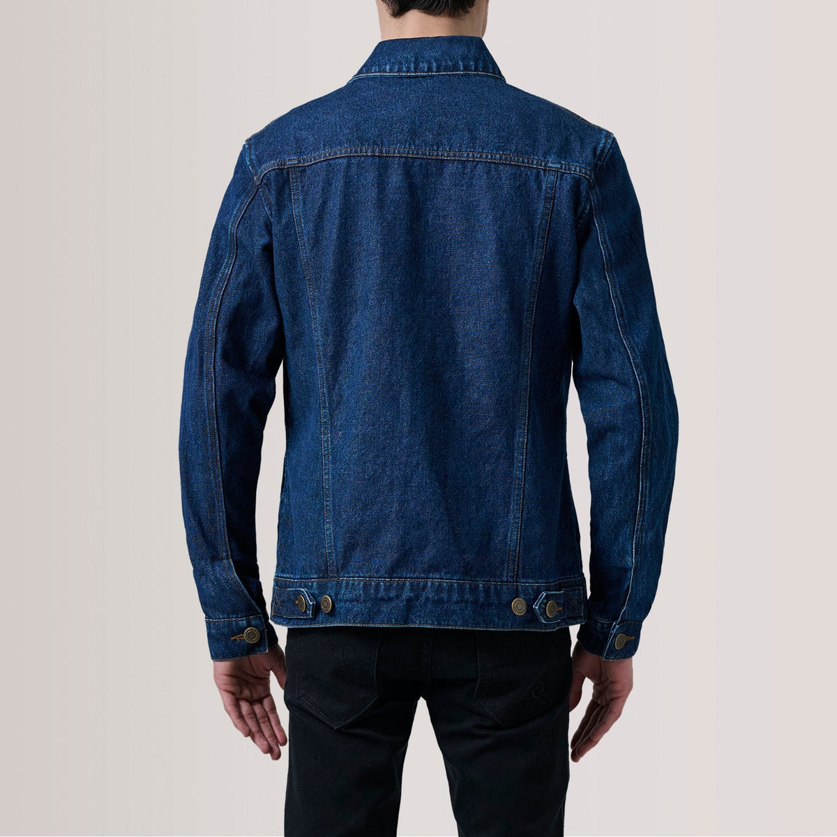 Detalle de cerca of Classic Collar &amp; Heavy-Duty Zipper Hardware on Conard Dark Azul Denim Trucker Chaqueta de Cuero para Hombre For Men