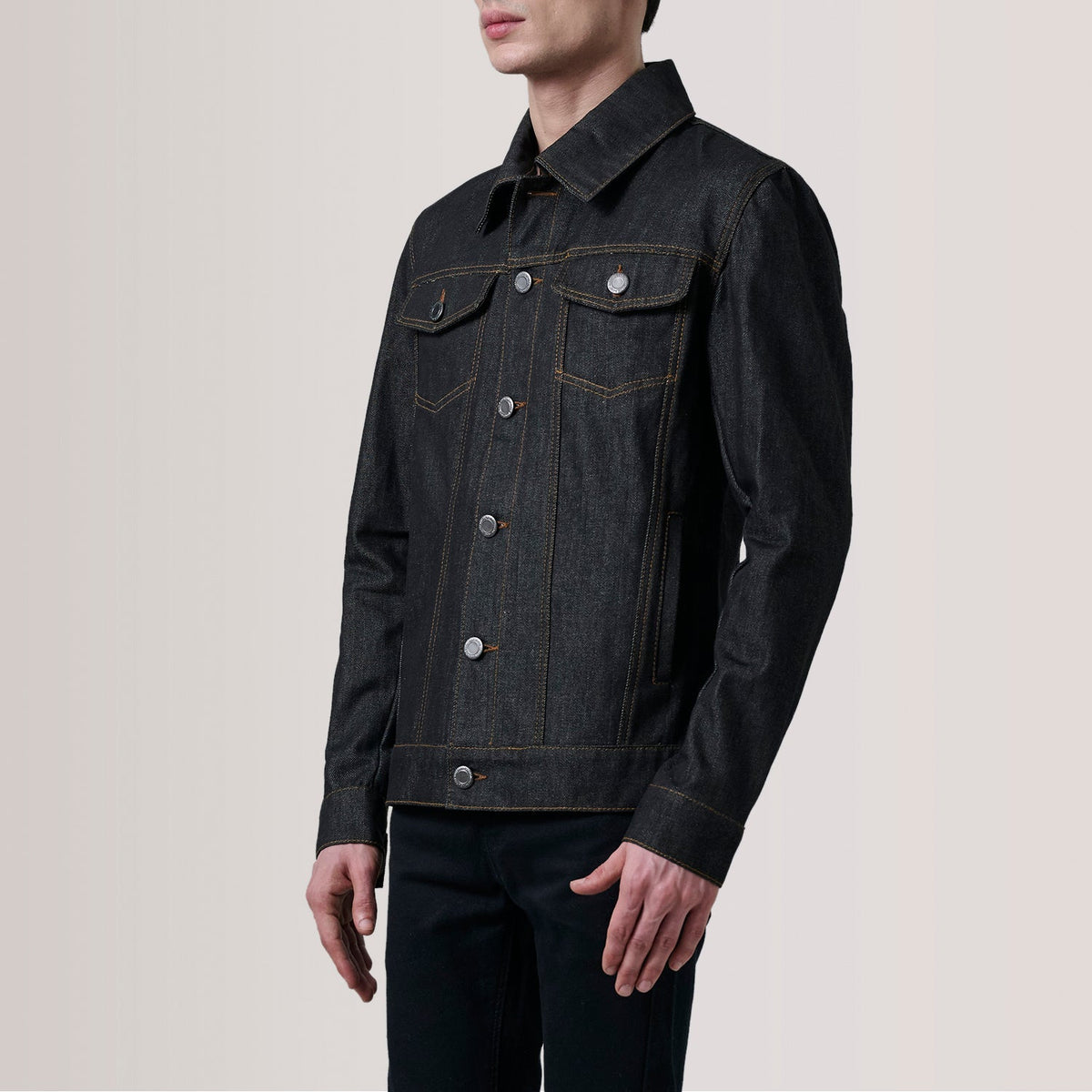 
Conard Faded Negro Denim Trucker Chaqueta de Cuero para Hombre For Men - Vista lateral mostrando el corte ergonómico de mangas