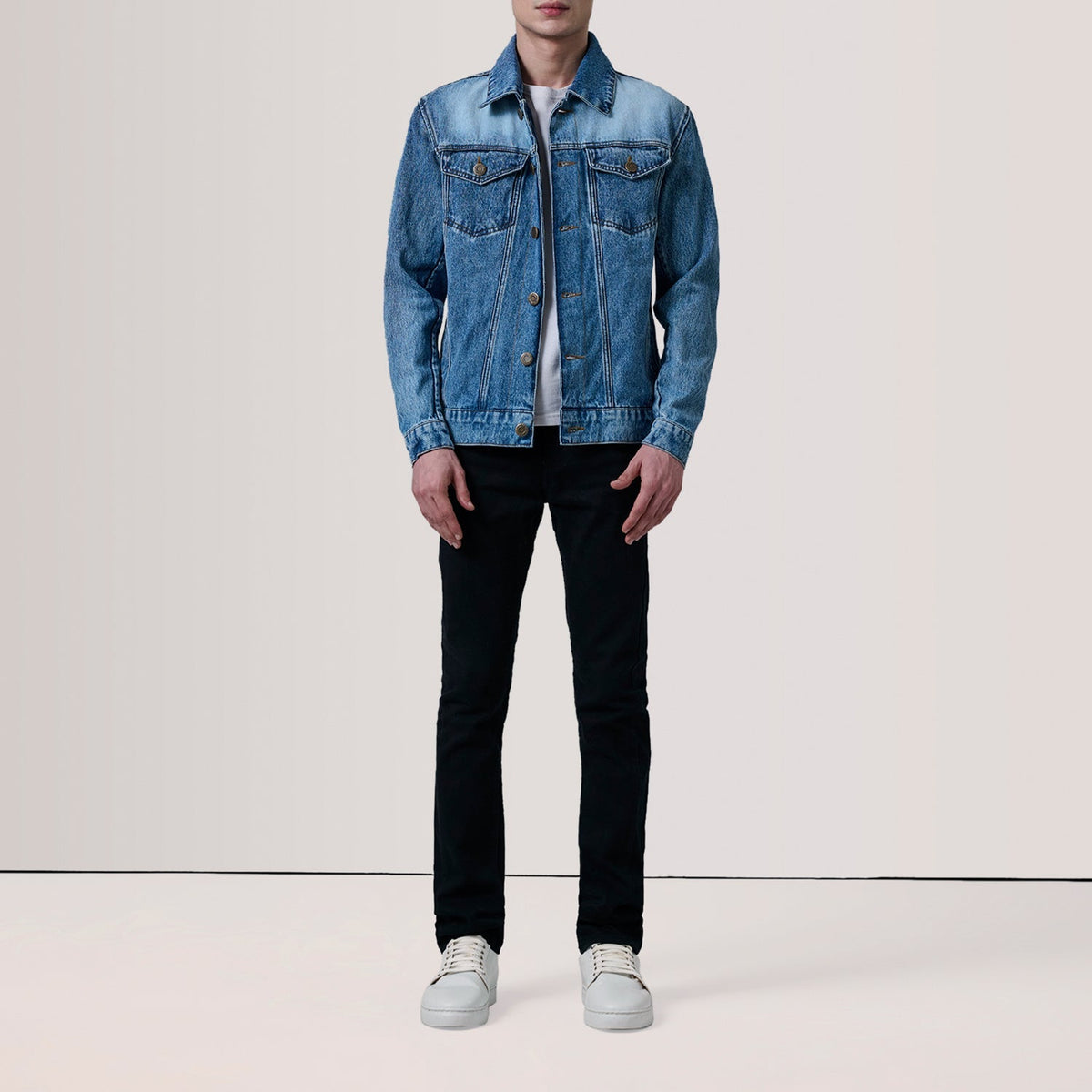 
Ice Blue Full-Grain leather Jacket - Vista posterior con hombros definidos y bajo impecable