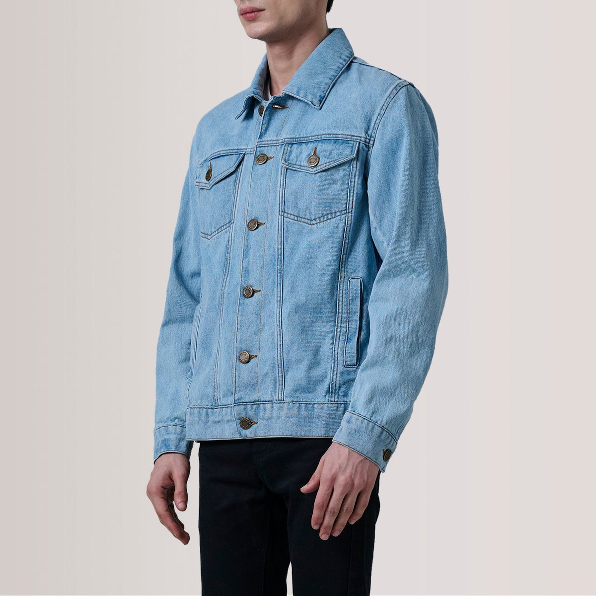 Conard Light Azul Denim Trucker Chaqueta de Cuero para Hombre For Men - Vista de perfil lateral con corte ergonómico de manga