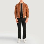 Cooper Tostado Marrón Leather Varsity Chaqueta de Cuero para Hombre - Vista de perfil lateral con corte ergonómico de manga