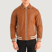 Detalle de cerca of Shirt collar &amp; Zipper Hardware on Cooper Tostado Marrón Leather Varsity Chaqueta de Cuero para Hombre